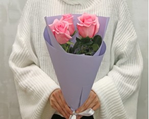 Букети 3 рожевих троянд в упакуванні
