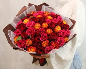 Букет із 51 троянд яскравий мікс в упакуванні