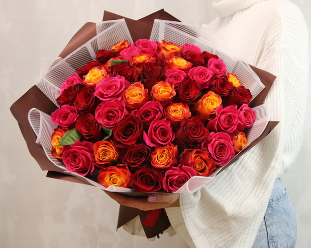 Букет із 51 троянд яскравий мікс в упакуванні