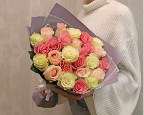 Букет із 25 імпортних троянд розовий мікс в упакуванні