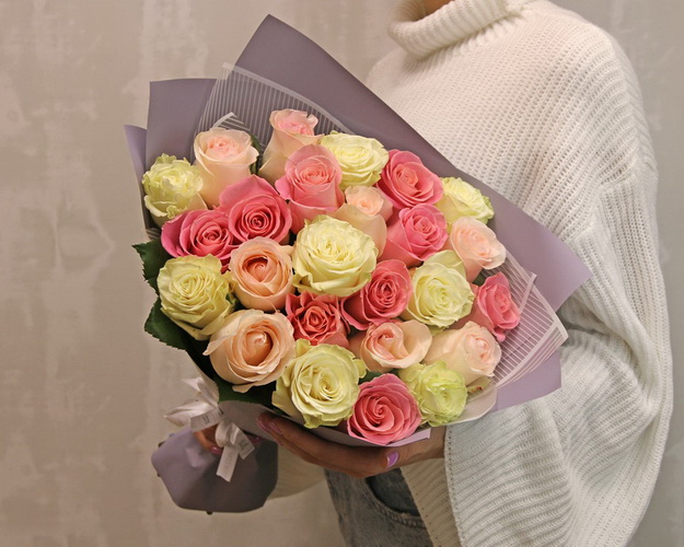 Букет із 25 імпортних троянд розовий мікс в упакуванні