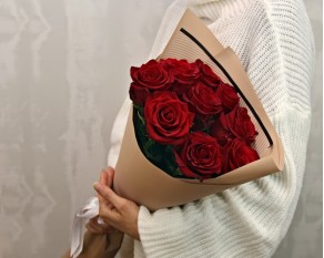 Букет із 9 червоних і поринає троянд в стильній упаковці