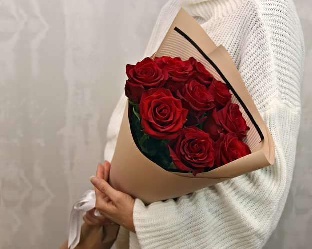 Букет із 9 червоних і поринає троянд в стильній упаковці