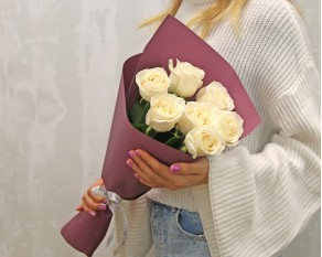 Букет із 7 білих троянд в упакуванні