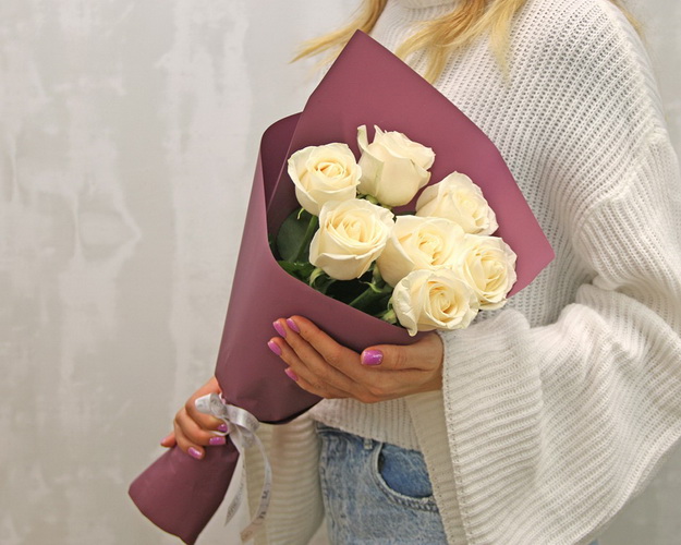 Букет із 7 білих троянд в упакуванні