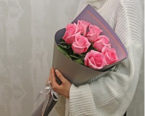 Букет із 7 рожевих імпортних троянд в упакуванні