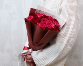 Букет з 15 троянд червоний мікс в упакуванні