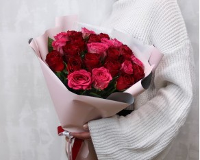 Букет з 25 червоних та рожевих троянд мікс 35-40 см (Кенія) у стильній упаковці