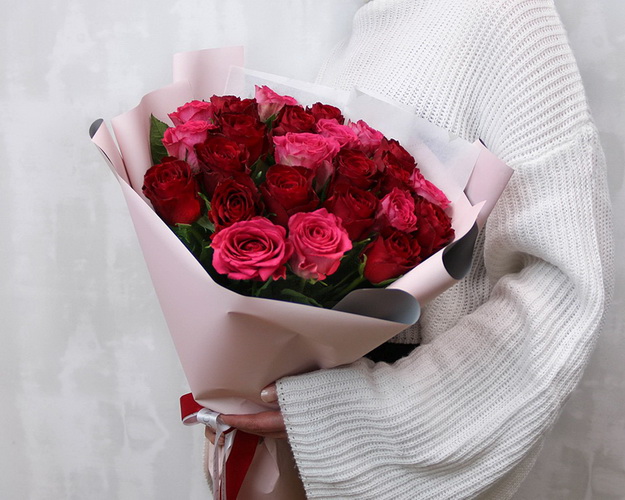 Букет з 25 червоних та рожевих троянд мікс 35-40 см (Кенія) у стильній упаковці