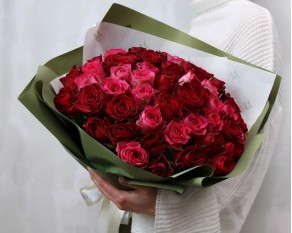 Букет з 45 червоних та рожевих троянд в упакуванні