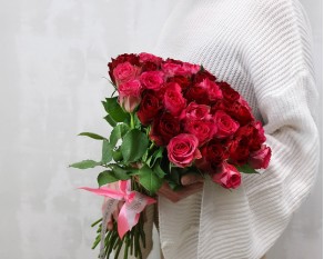 Букет із 35 троянд мікс червоних під стрічку