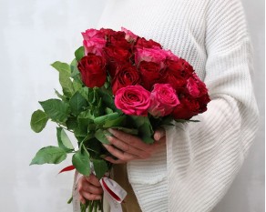 Букет із 25 троянд малинових та червоних під стрічку