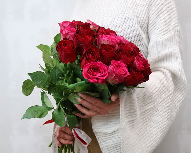 Букет із 25 троянд малинових та червоних під стрічку