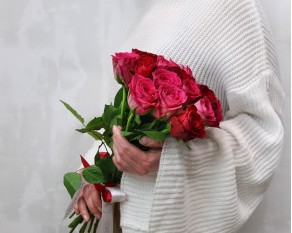 Букет з 15 троянд червоний мікс під стрічку