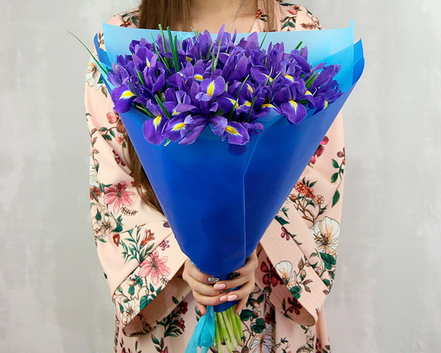 Букет із 35 ірисів у стильній упаковці.