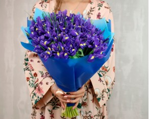 Букет із 51 ірису в стильній упаковці.