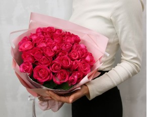 Букет із 35 малинових троянд в упакуванні