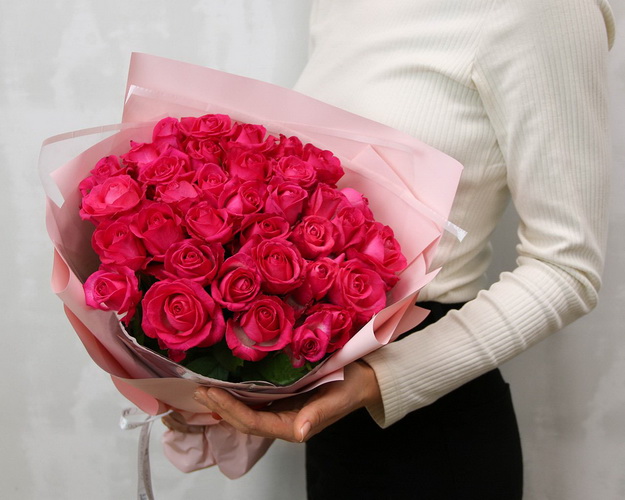 Букет із 35 малинових троянд в упакуванні