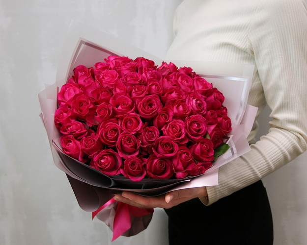 Букет із 51 малинової троянди в упакуванні