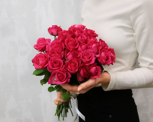 Букет із 25 малинових троянд під стрічку