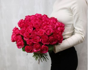 Букет із 51 малинової троянди під стрічку