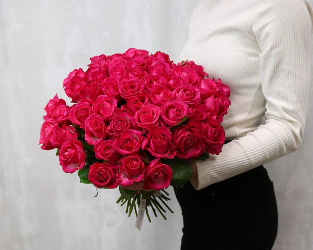 Букет із 51 малинової троянди під стрічку