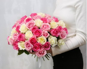 Букет із 51 троянди ніжний мікс під стрічку