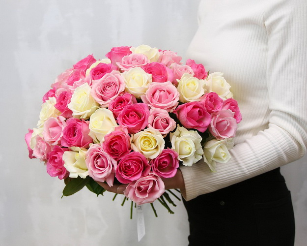 Букет із 51 троянди ніжний мікс під стрічку