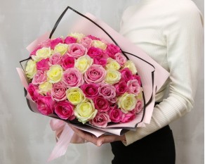 Букет з 51 троянди ніжний мікс в упакуванні