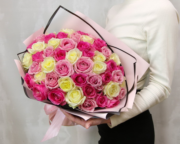 Букет з 51 троянди ніжний мікс в упакуванні