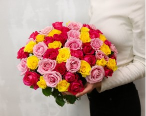 Букет із 51 троянди яскравий мікс під атласну стрічку