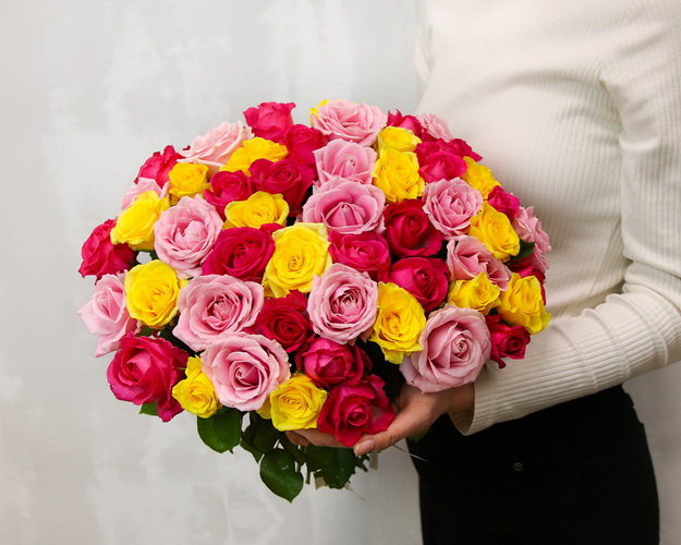 Букет із 51 троянди яскравий мікс під атласну стрічку