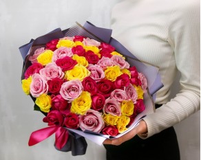 Букет із 51 троянди яскравий мікс у стильній упаковці