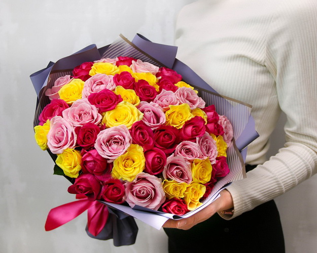 Букет із 51 троянди яскравий мікс у стильній упаковці