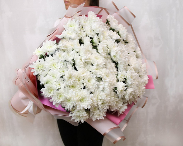 Букет із 25 білих кущових хризантем в стильній упаковці