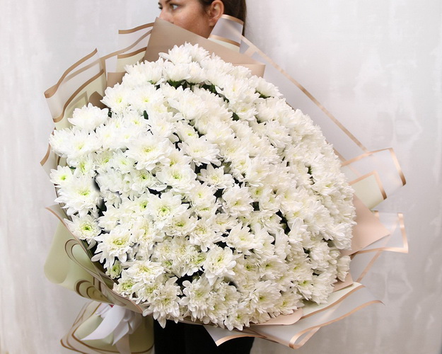 Букет із 35 білих кущових хризантем в стильній упаковці