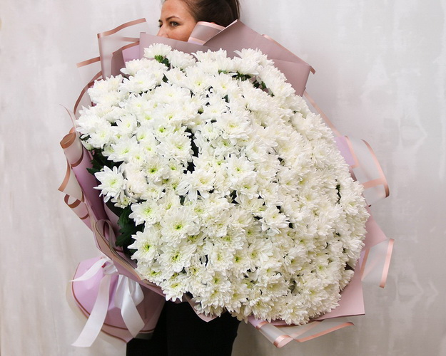 Букет з 51 білої хризантеми кущової в стильній упаковці.
