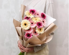 Букет із 15 міні гербер мікс у стильній упаковці