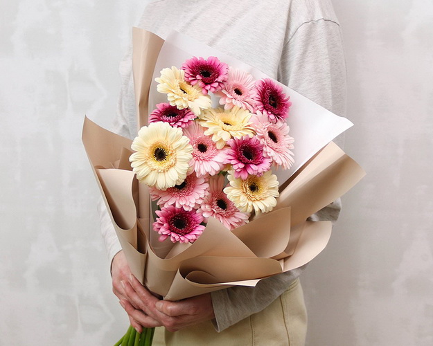 Букет із 15 міні гербер мікс у стильній упаковці