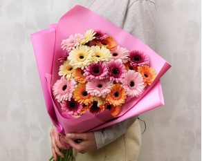 Букет із 25 міні гербер мікс у стильній упаковці