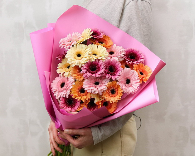 Букет із 25 міні гербер мікс у стильній упаковці