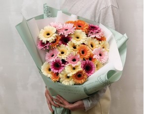 Букет із 35 міні гербер мікс у стильній упаковці