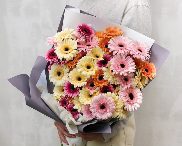 Букет із 51 міні гербер мікс у стильній упаковці.