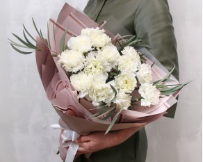 Букет із 15 білих гвоздик у стильній упаковці із зеленню