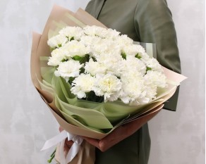 Букет із 25 білих гвоздик у стильній упаковці.