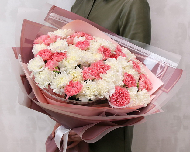 Букет із 51 рожевої та білої гвоздики у стильній упаковці.