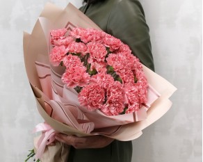 Букет із 25 рожевих гвоздик у стильній упаковці.