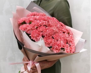 Букет із 35 рожевих гвоздик у стильній упаковці.