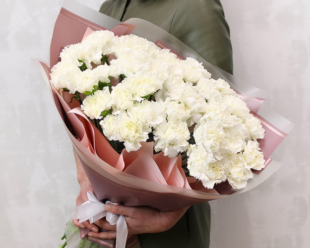 Букет із 35 білих гвоздик у стильній упаковці.