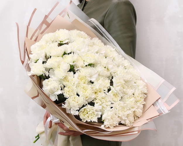 Букет із гвоздик Блондинка